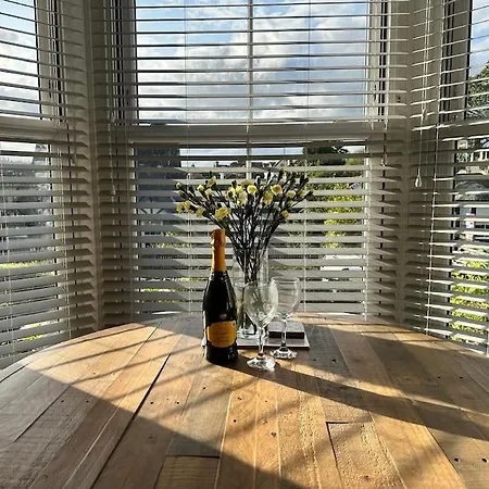 The Hideaway - Luxury In The Heart Of On Windermere Apartment *